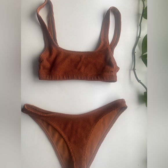 GOOD AMERICAN Always Fits Scoop Bikini top and Always Fits Classic Bikini Bottom - Picture 4 of 6